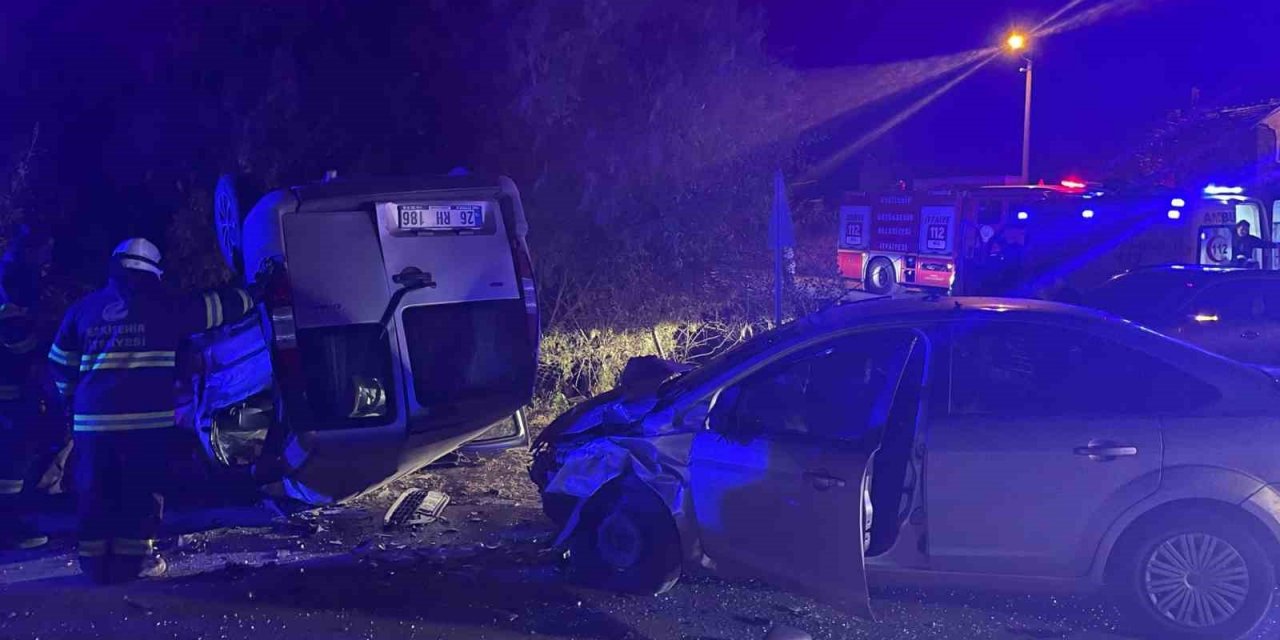 Eskişehir’de iki araç çarpıştı: 1’i ağır 6 kişi yaralı
