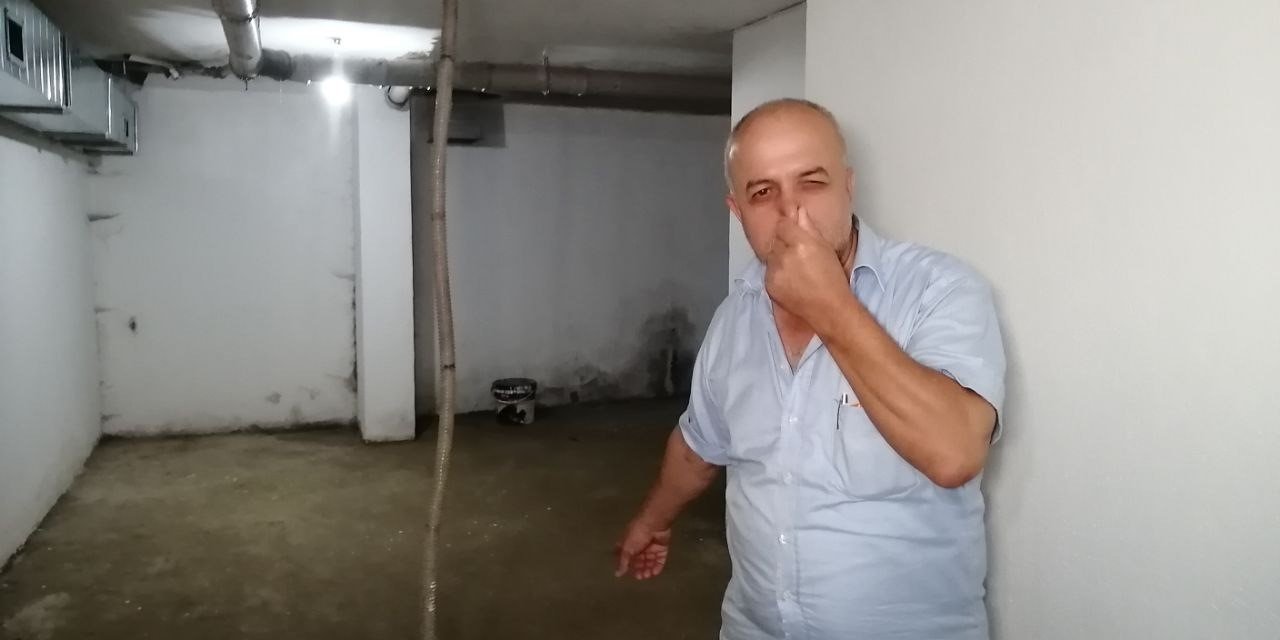Menfez tıkanınca sığınağa dolan lağım suyu apartman sakinlerinin kabusu oldu