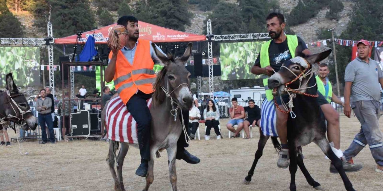 Eşek üzerinde ellerindeki topla gol atmak için çabaladılar