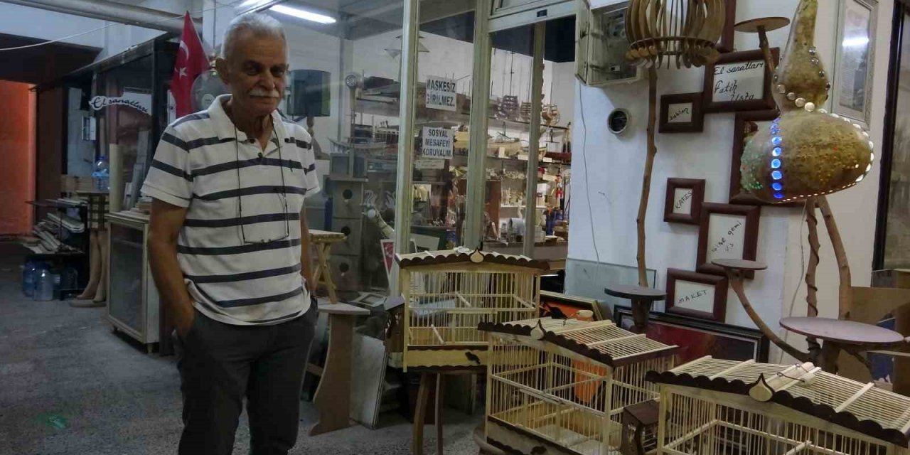 70 yaşında ahşap oyma sanatını yaşatmaya çalışıyor