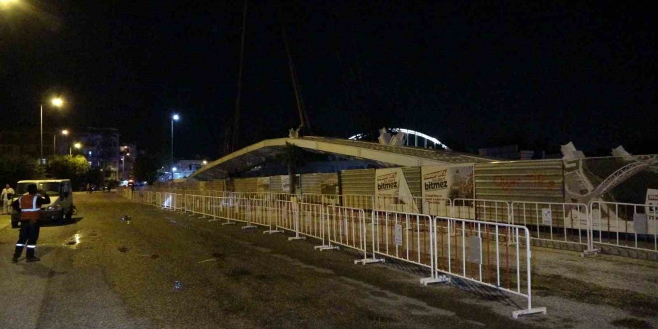 Köprüde yerine yerleştirilmek için kaldırılan köprünün tablası ortadan kırıldı