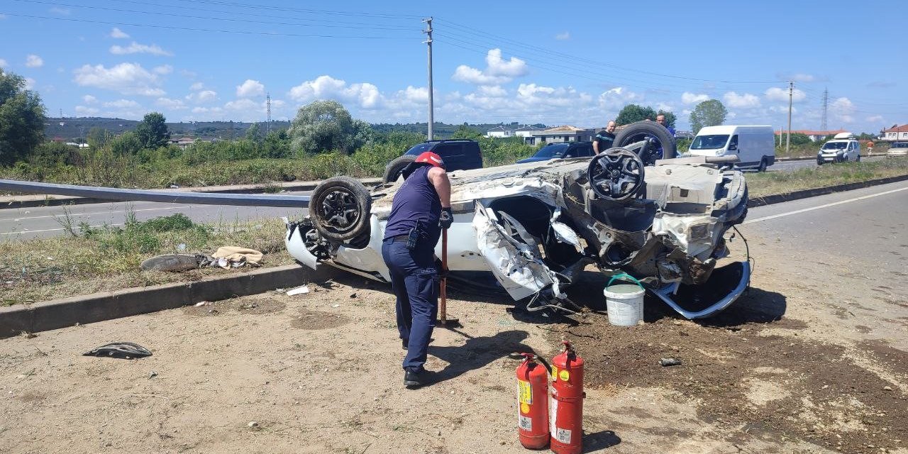 Önce patpata sonra direğe çarpan otomobil takla attı: 4 yaralı
