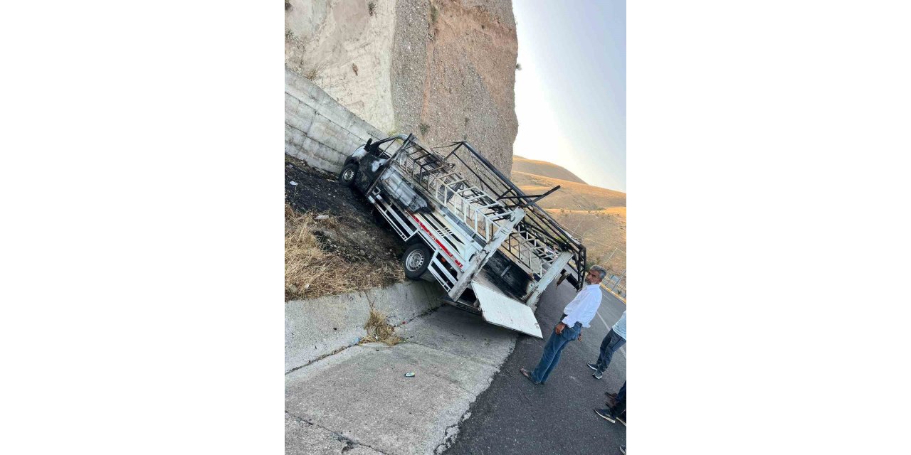 Siirt’te otomobil ile çarpışan kamyonet alev aldı