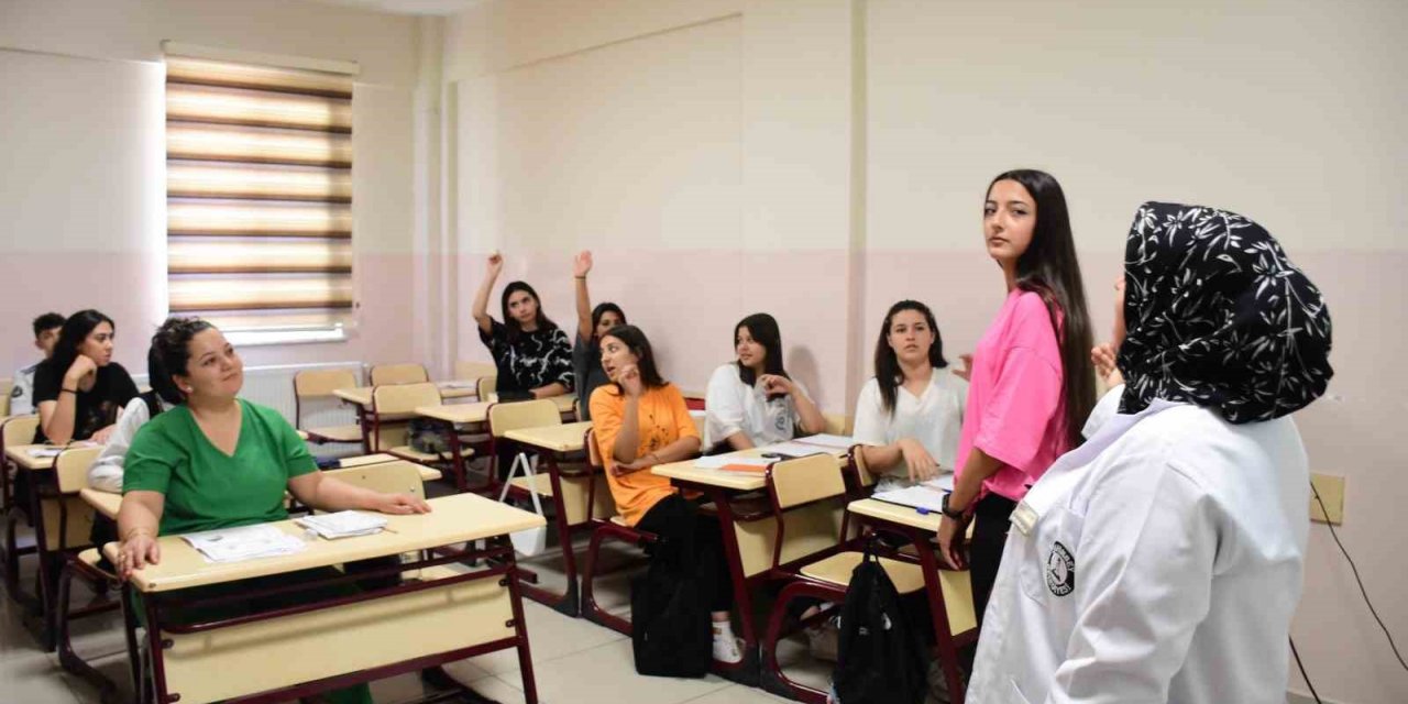 Şahinbey’de ev hanımları ve öğrenciler İngilizce öğreniyor