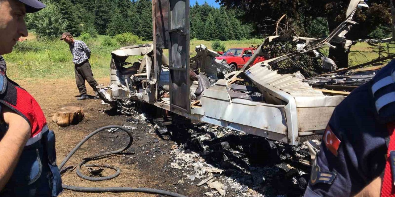 Bolu’da tüpün patlaması ile yangın çıkan karavan kül oldu