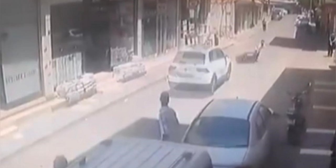 Otomobil motoru adeta biçti, sürücü son anda atlayarak kurtuldu