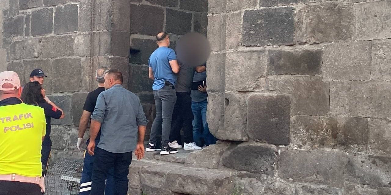 İntihar için kale surlarına çıkan şahsı polis ikna etti