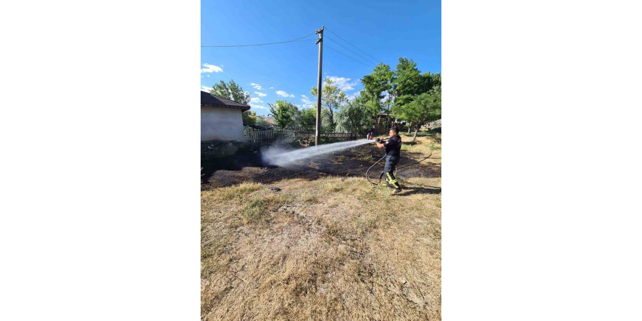 Otluk alanda başlayan yangın evlere sıçramadan söndürüldü