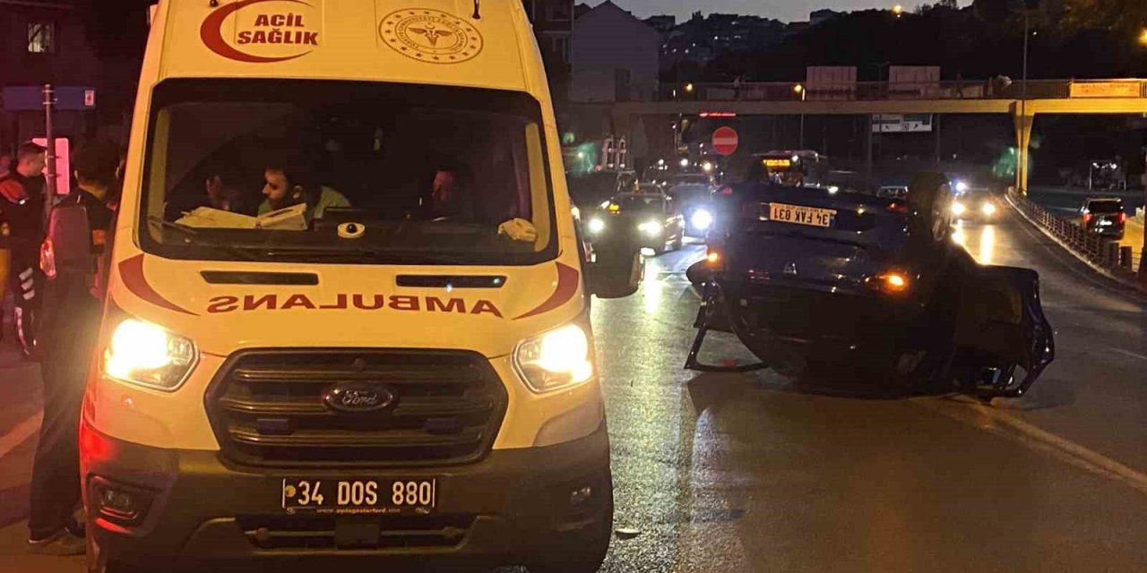 Şişli’de bariyere çarpan araç takla atıp ters döndü
