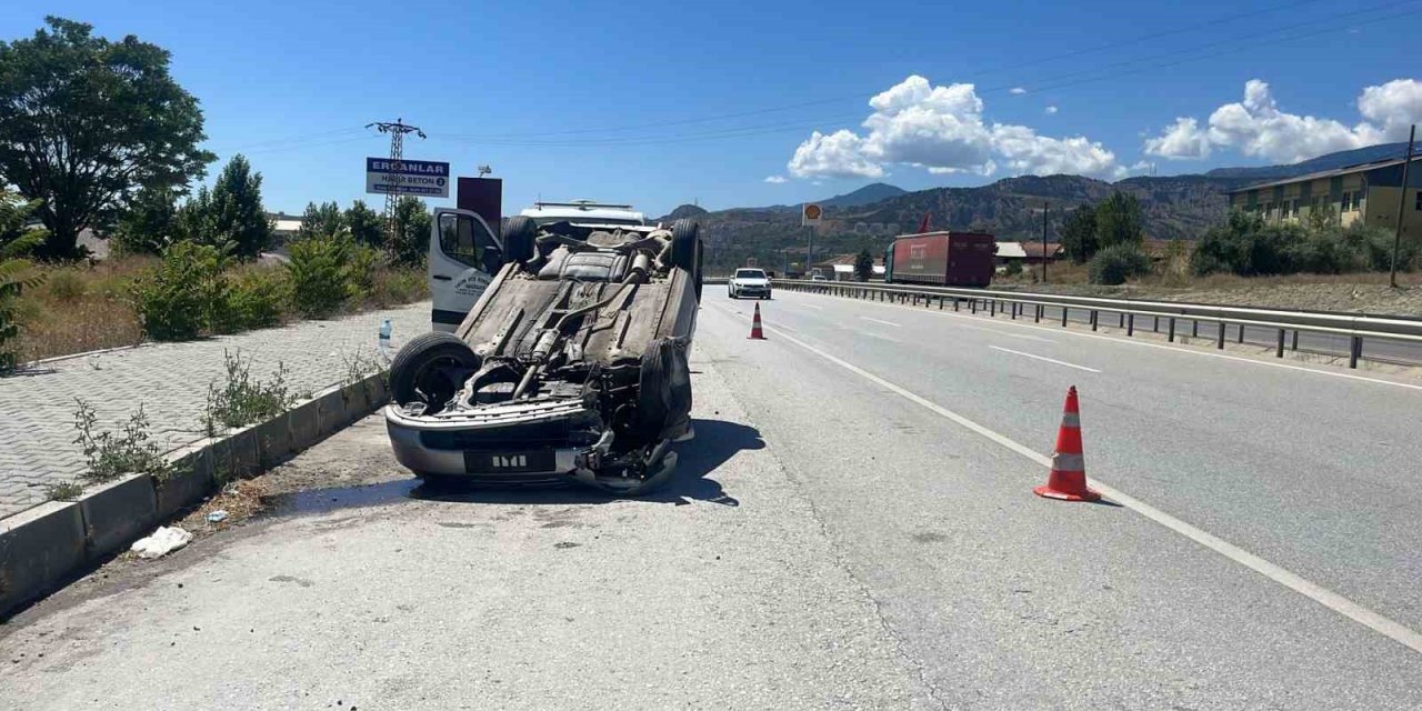 D100’de bariyerlere çarpan otomobil takla attı: 1 yaralı