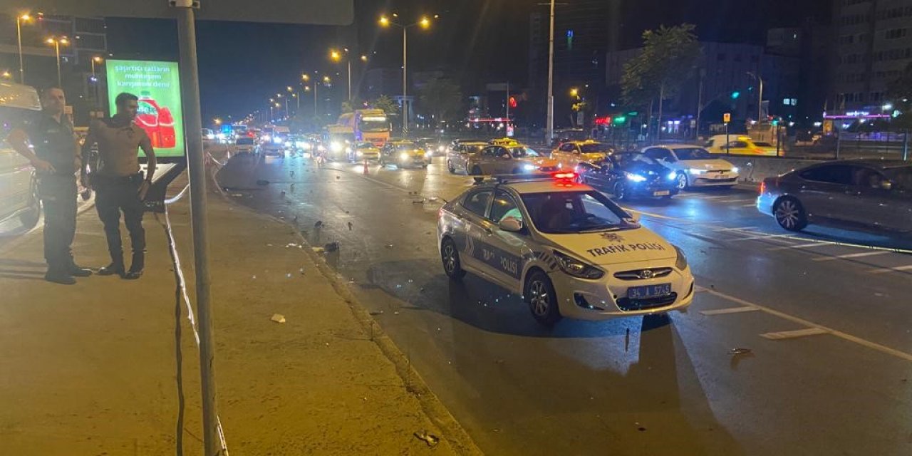 Kadıköy’de makas atarak ilerleyen araç motosiklete çarptı: 1 ölü