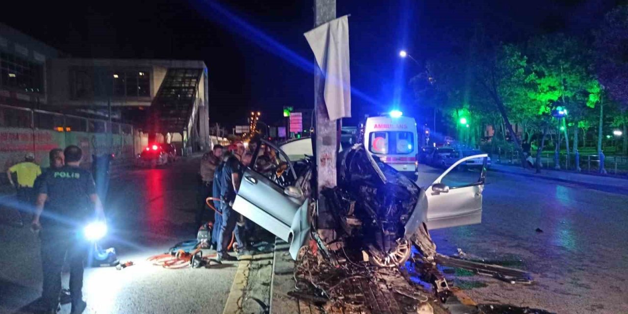 Başkentte direğe çarpan araç hurdaya döndü: 1 ölü