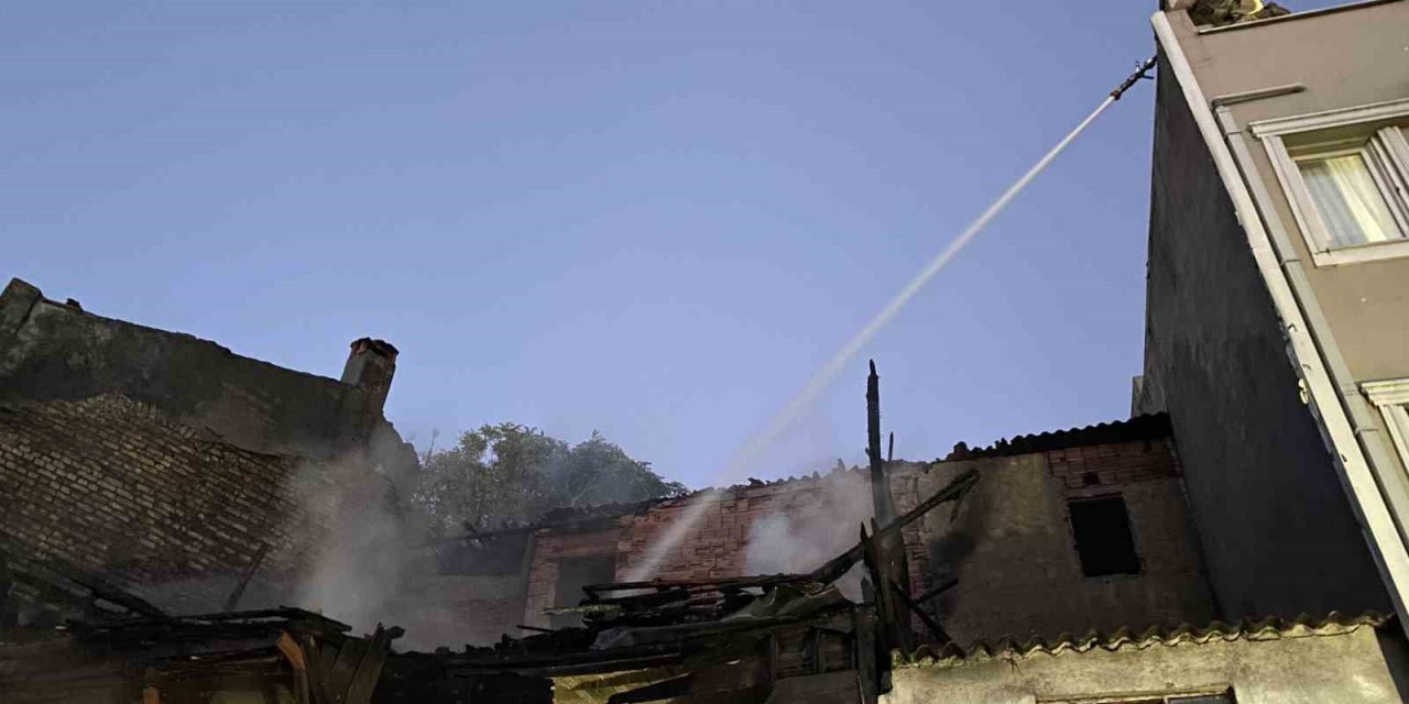Fatih’te 2 katlı metruk bina alev alev yandı