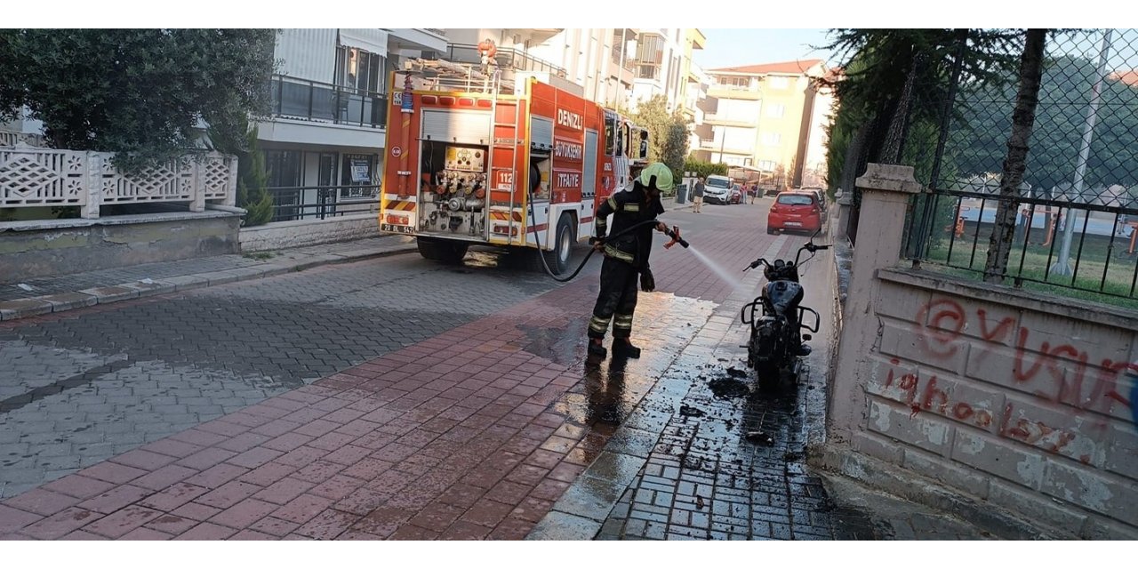 Yanan motosiklet hurdaya döndü