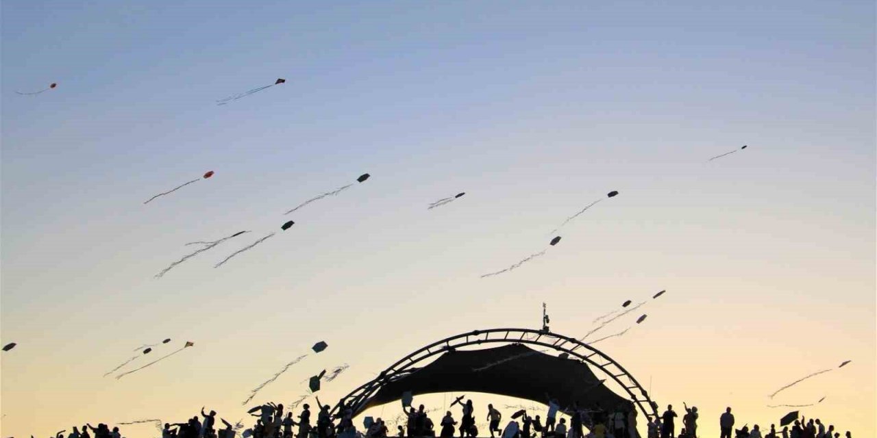 Gökyüzünde binlerce uçurtma dans etti