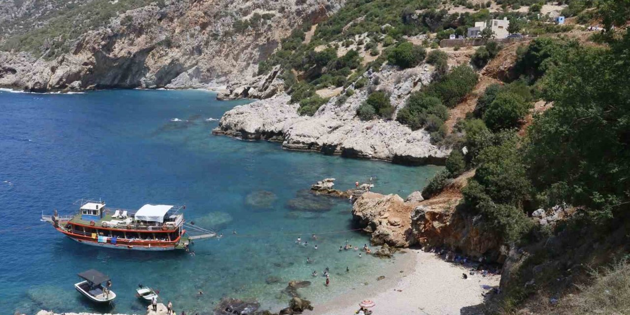 Bir dönem korsanlar gizlenmiş, gizli cennet Karamağara kendine hayran bırakıyor