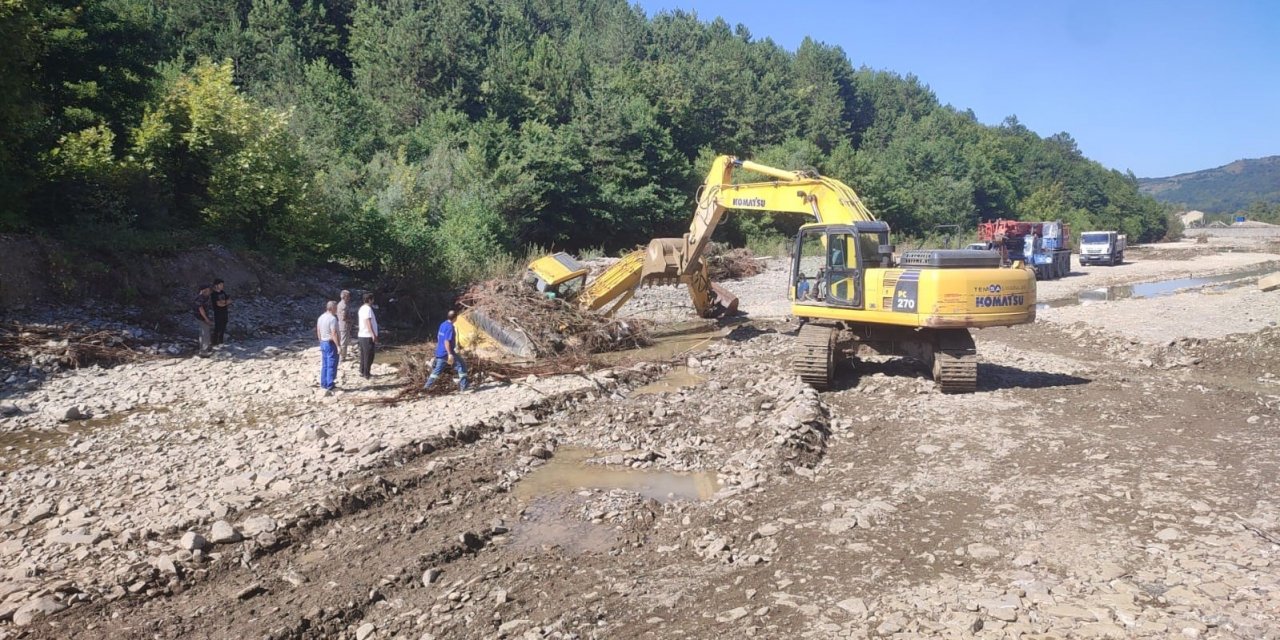 Sele kapılan iş makinasının enkazı günler sonra kurtarıldı