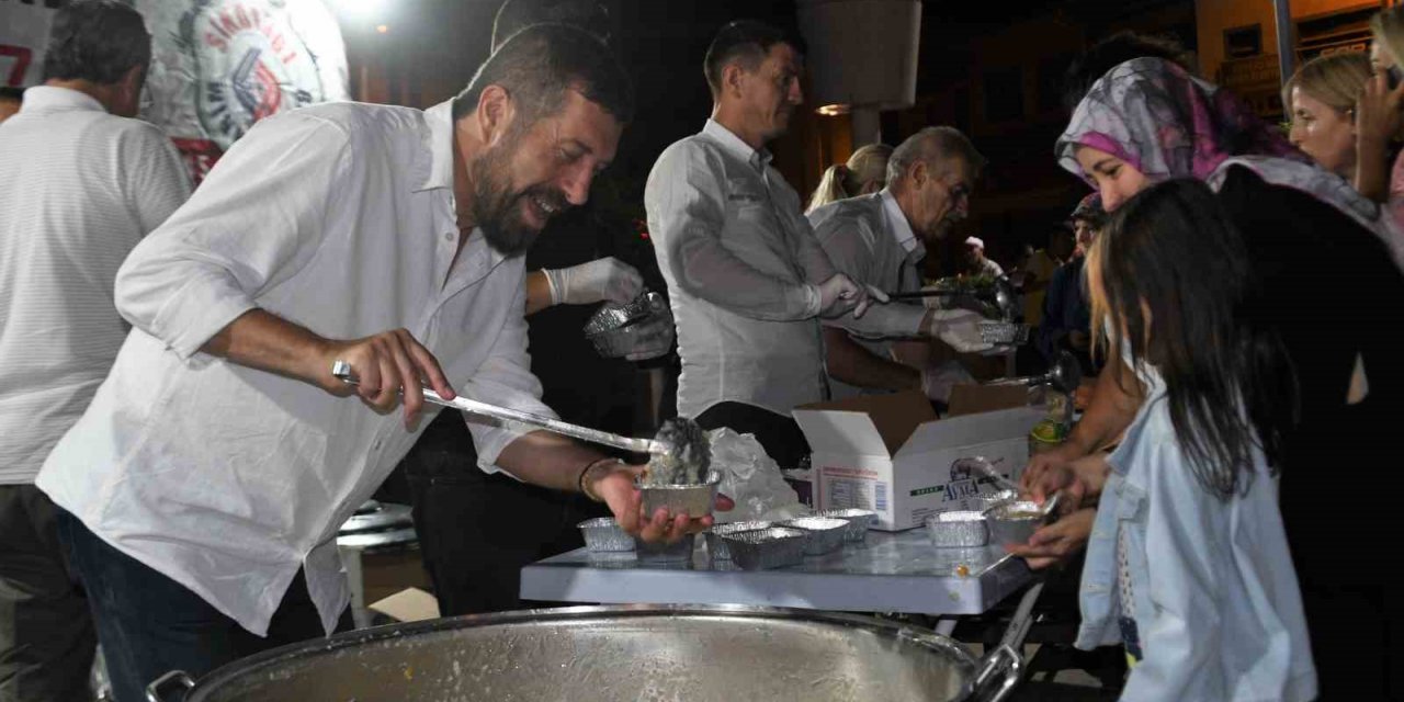 Sındırgı’da yüzlerce kişiye aşure dağıtıldı