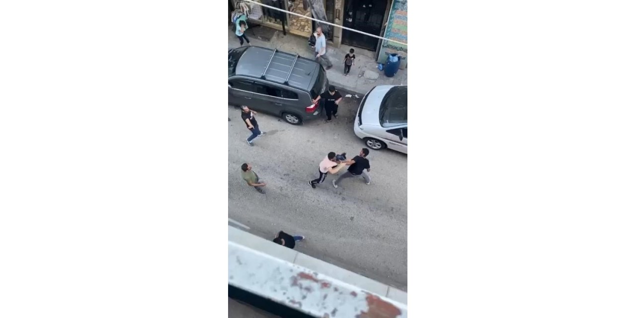 ’Yan baktın’ meselesinde sokak ringe döndü, yumruklar havada uçuştu