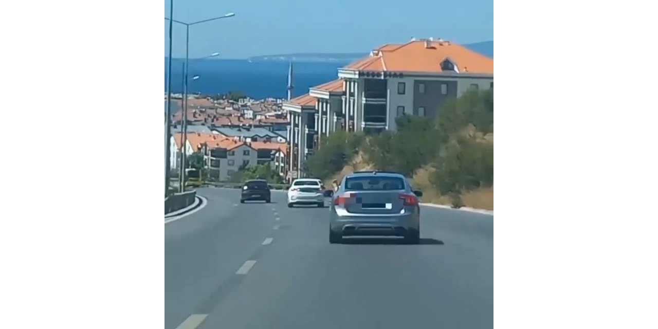 Kazaya davetiye çıkardı... Araba kullanırken ayağını camdan dışarı çıkardı