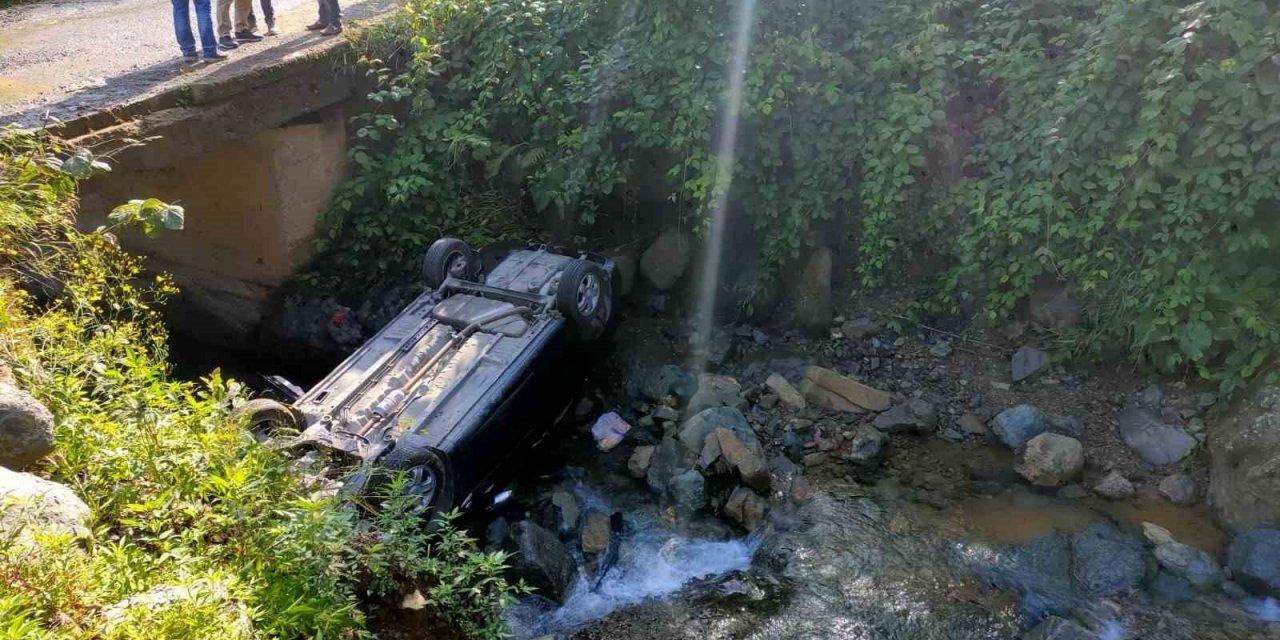Rize’de köprüden düşen otomobildeki 1 kişi öldü, 1 kişi de yaralandı
