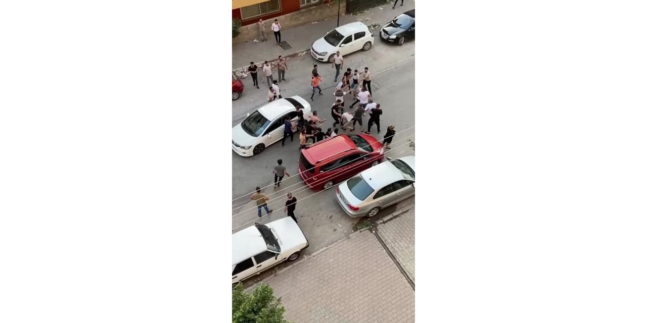 Hatay’da sokak ortasında yumruk yumruğa kavga kameralarda