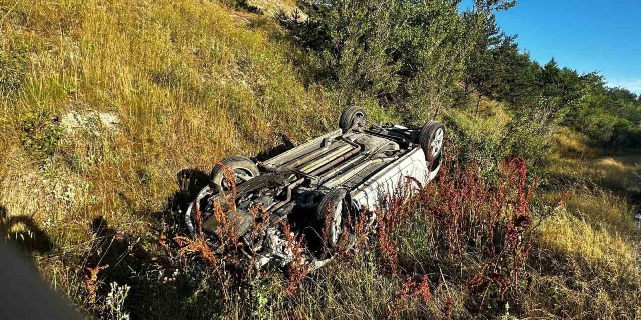 Takla atan otomobilde sıkışan yaralıları itfaiye ekipleri kurtardı