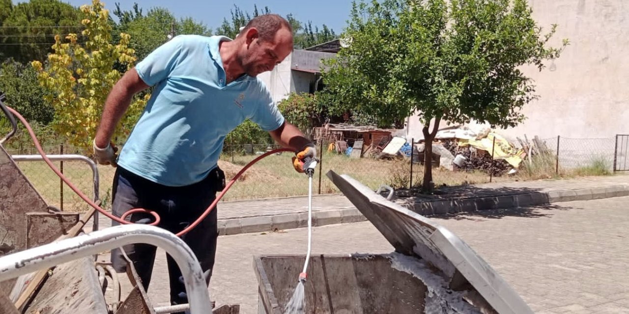 Germencik’te çöp konteynerleri temizleniyor