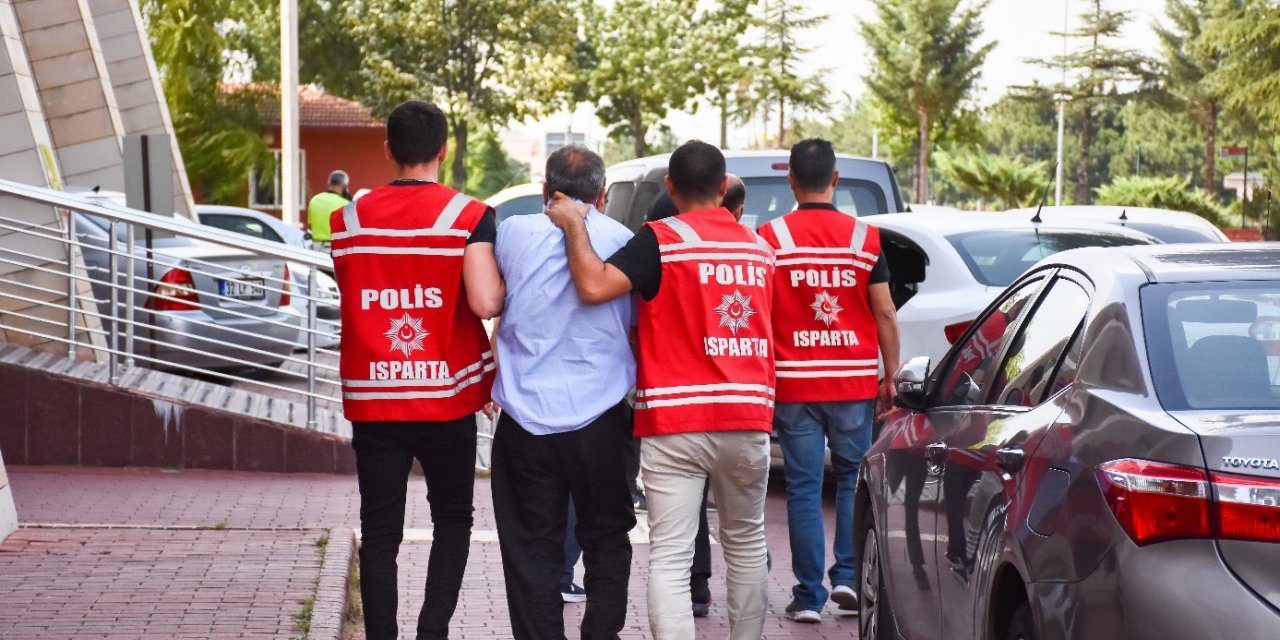 Kendisini polis olarak tanıtıp vatandaşın 400 bin lirasını dolandırdı, yakalandı