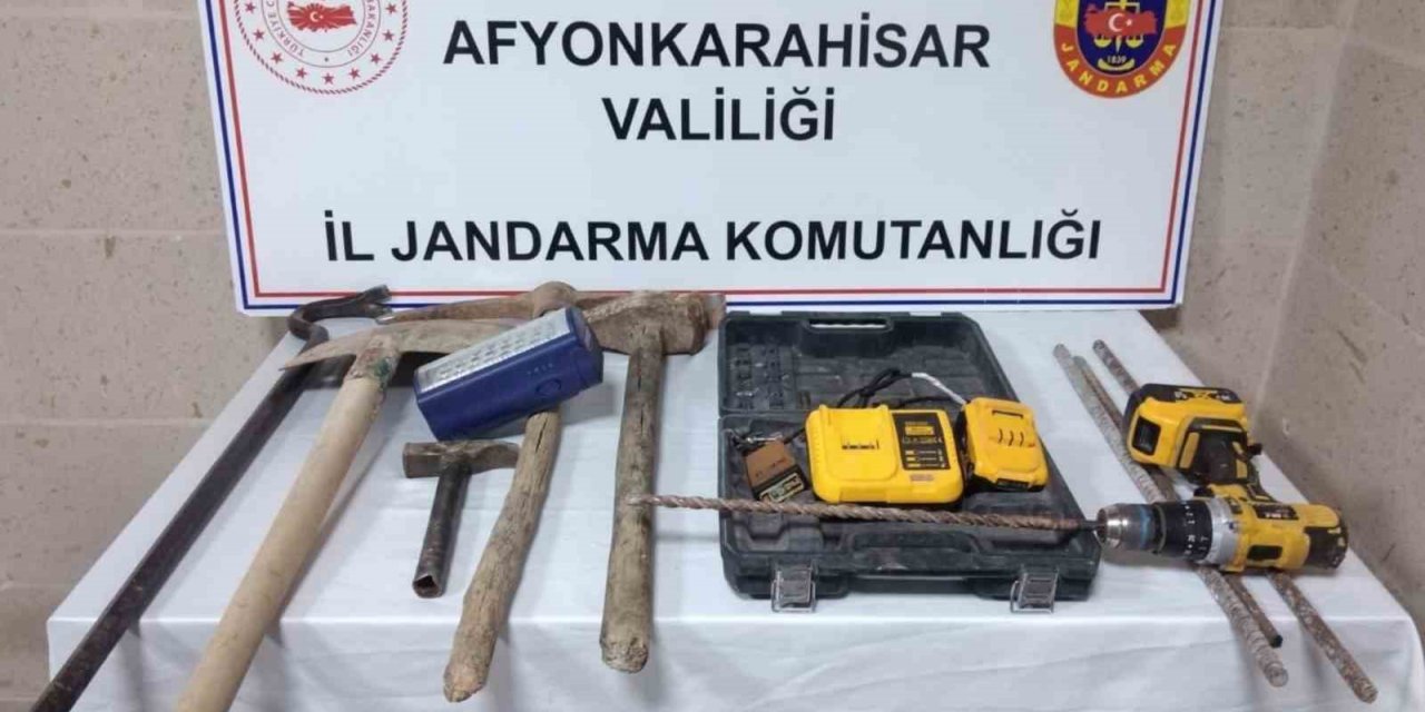 Şarjlı vidalama ile define arayan 3 kişiyi jandarma yakaladı