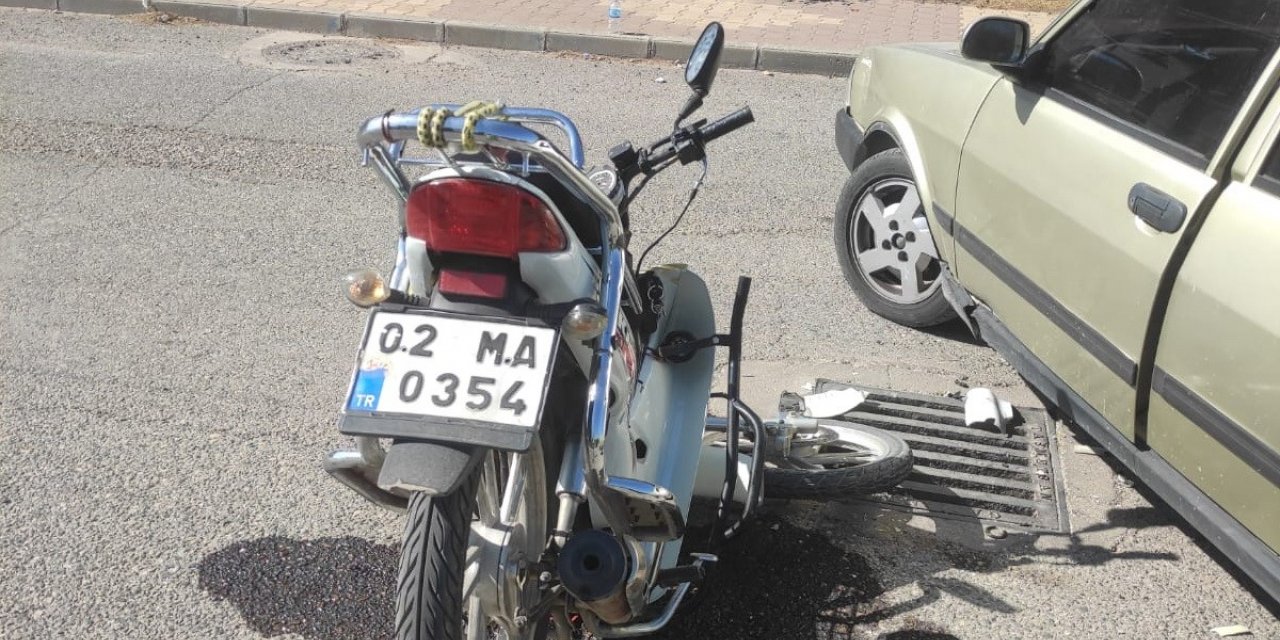 Motosiklet ile otomobil çarpıştı: 1 yaralı