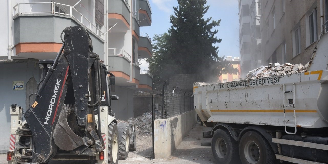 Osmaniye’de mesire alanları ve mahallelerde temizlik çalışması