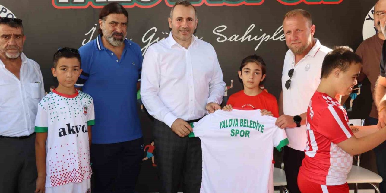 Yalova Belediyesi’nden Yalovaspor’a malzeme desteği