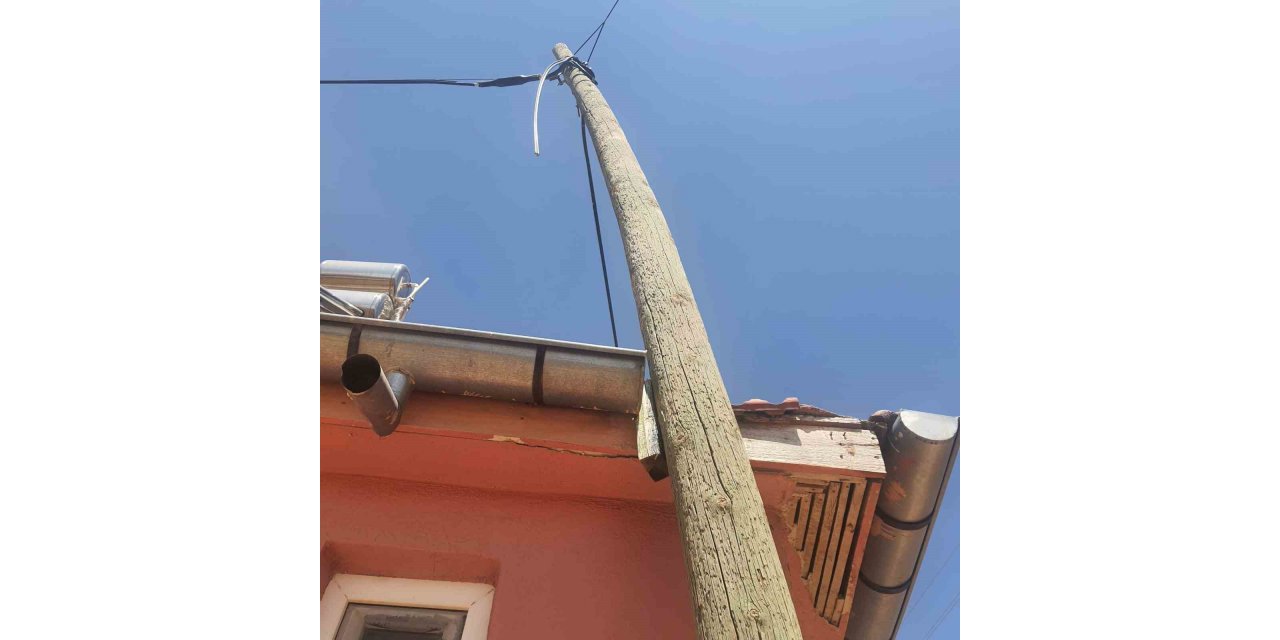 Yan yatan haberleşme direği iki katlı evin çatısına zarar verdi