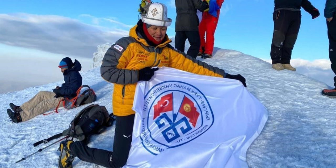 Türkiye-Kırgızistan bayrağı, Ağrı Dağı zirvesinde