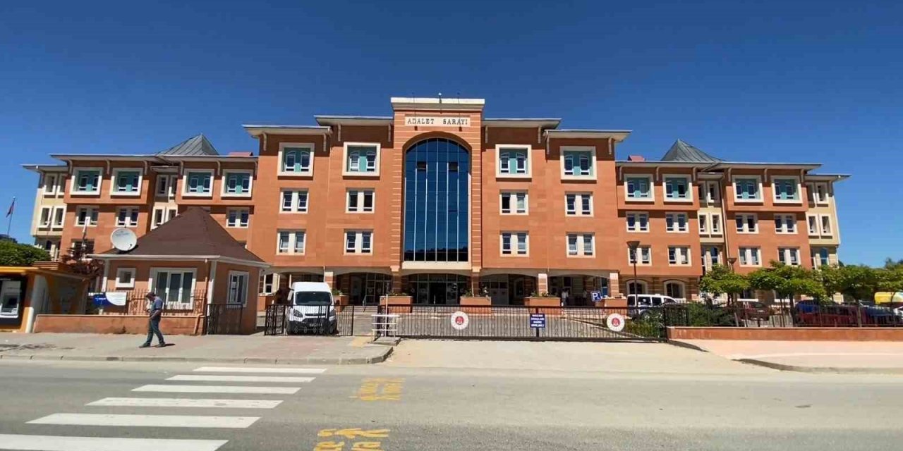 Aracına bindikleri taksiciyi öldüren iki genç tutuklandı