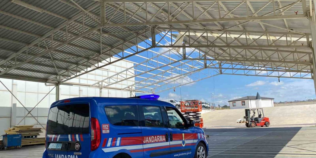 Otopark sundurmasından beton zemine düşen işçi yaralandı