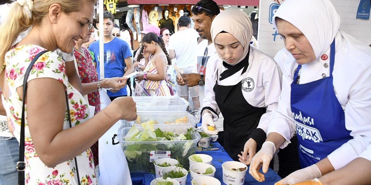 Kuşadası Sokak Festivali yoğun ilgi gördü