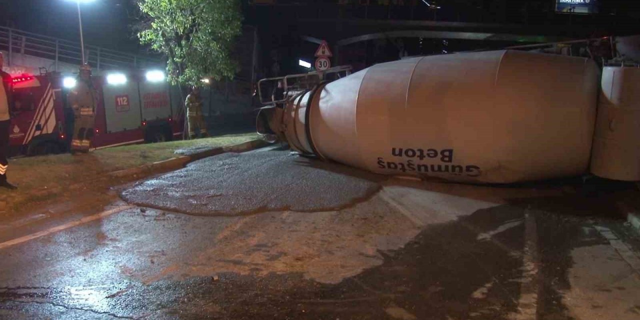 Beyoğlu’nda kontrolden çıkıp virajı alamayan beton mikseri yan yattı