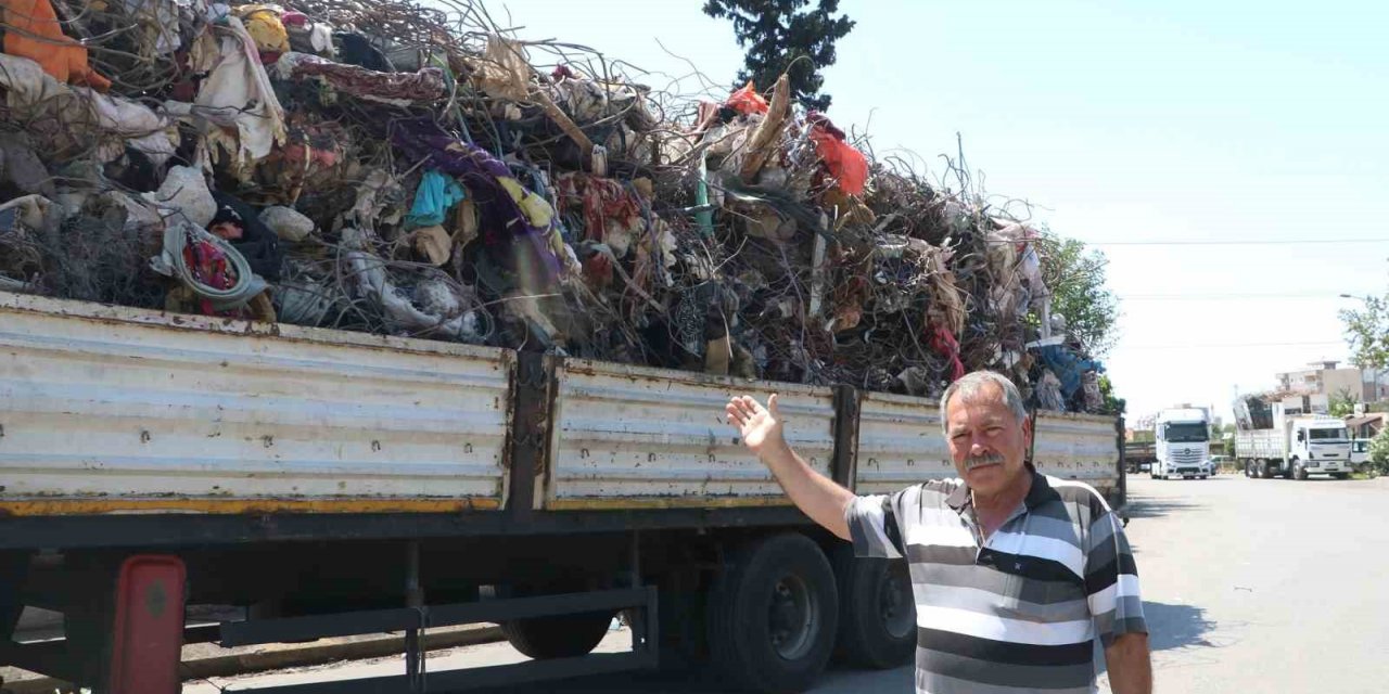 Enkazdan çıkarılan demirler yeniden ekonomiye kazandırılıyor