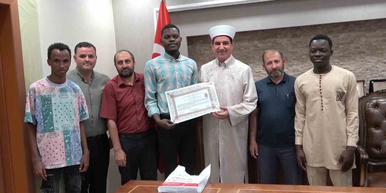 Beninli genç Kelime-i Şehadet getirerek Müslüman oldu, Halit ismini aldı