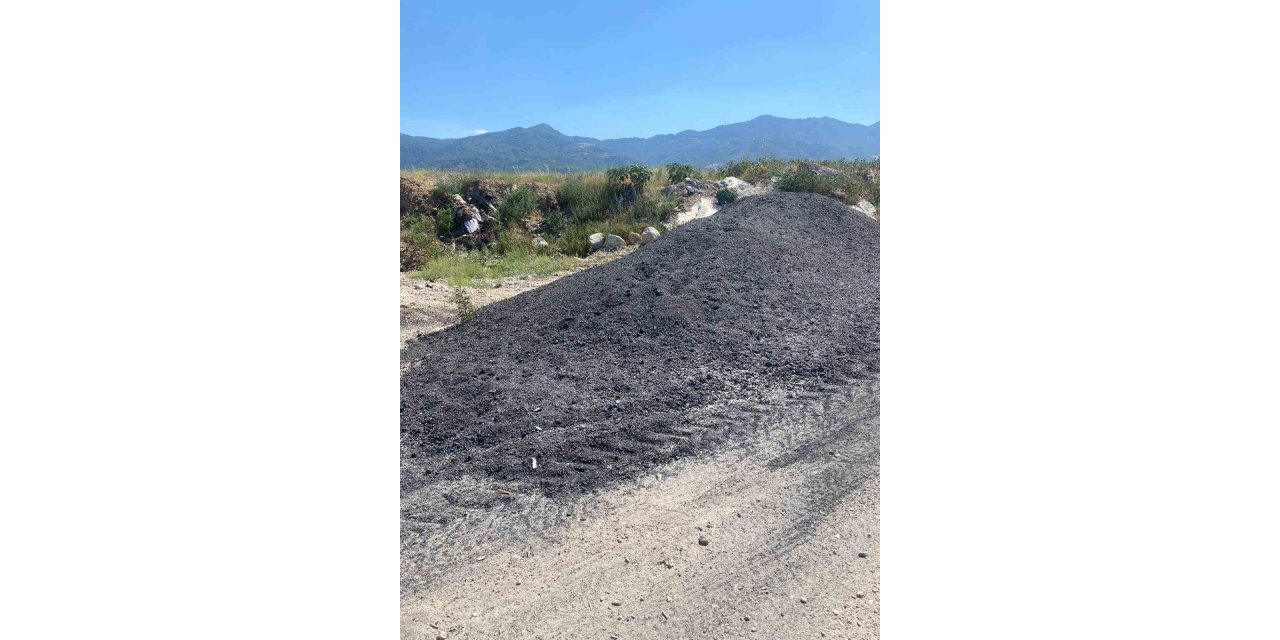 Yol kenarına bırakılan atıklar vatandaşları tedirgin etti