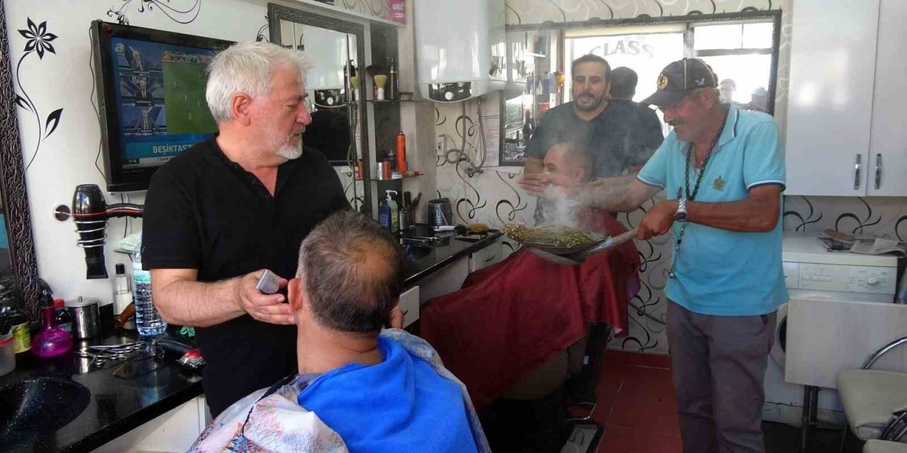 Yozgat’ta esnaf nazardan korumak ve işlerinin iyiye gitmesi için üzerlik otu tüttürdü