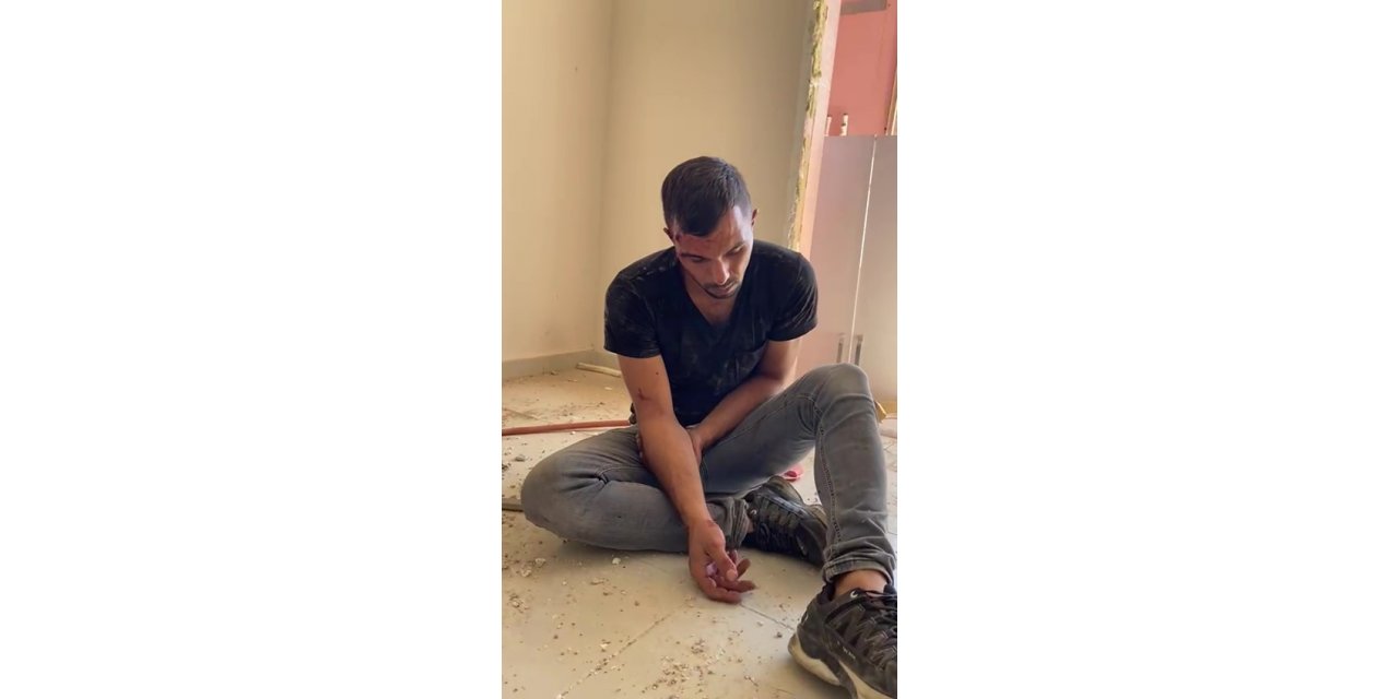 Depremzede hasarlı evine giren hırsızları dövüp polise teslim etti