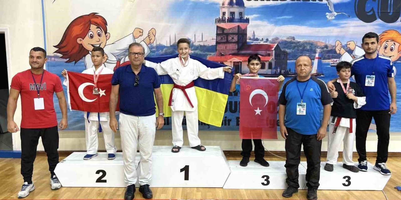 Eskişehirli karateciler İstanbul’daki turnuvada üçüncü oldular