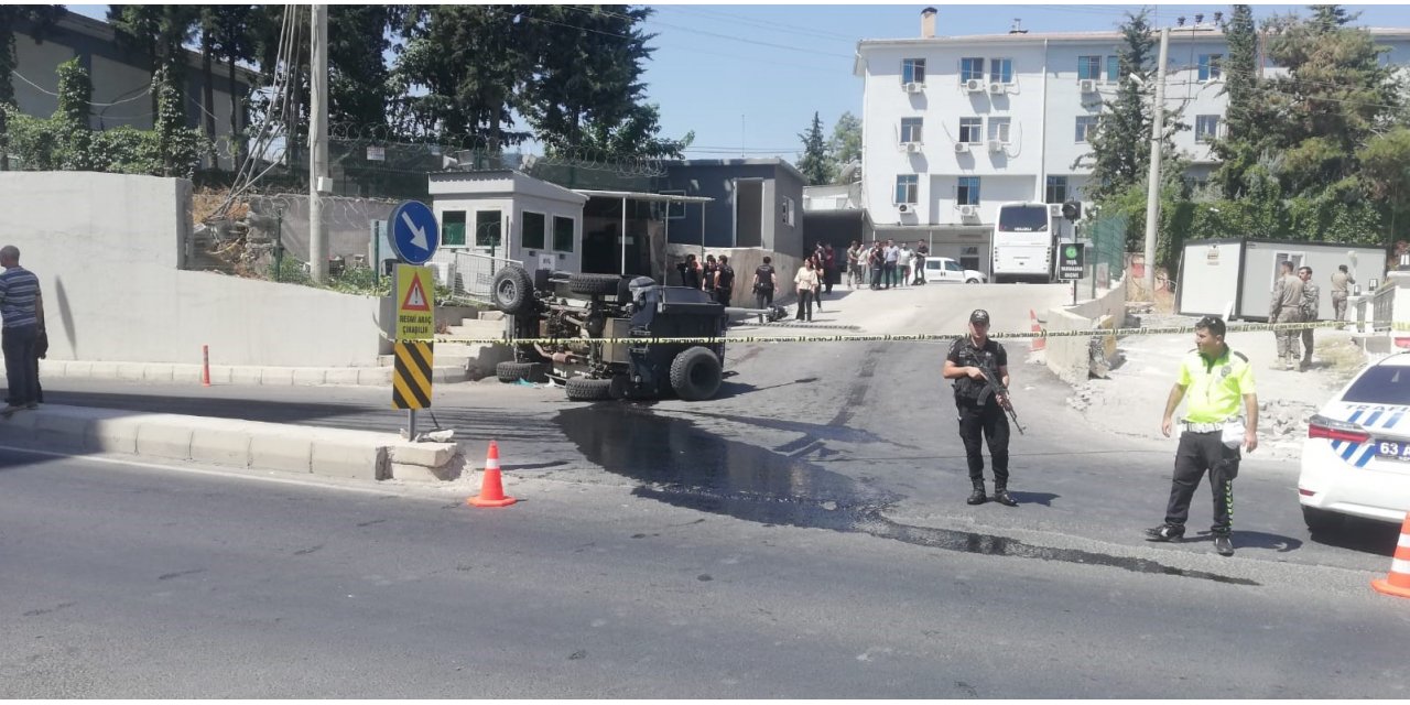 Şanlıurfa’nın Karaköprü ilçesinde Terörle Mücadele (TEM) Şube Müdürlüğü önünde zırhlı polis aracı devrildi. Kazada yaralanan polisler ambulansla Şanlıurfa Mehmet Akif İnan Eğitim ve Araştırma Hastanesine kaldırıldı. Bölgeye