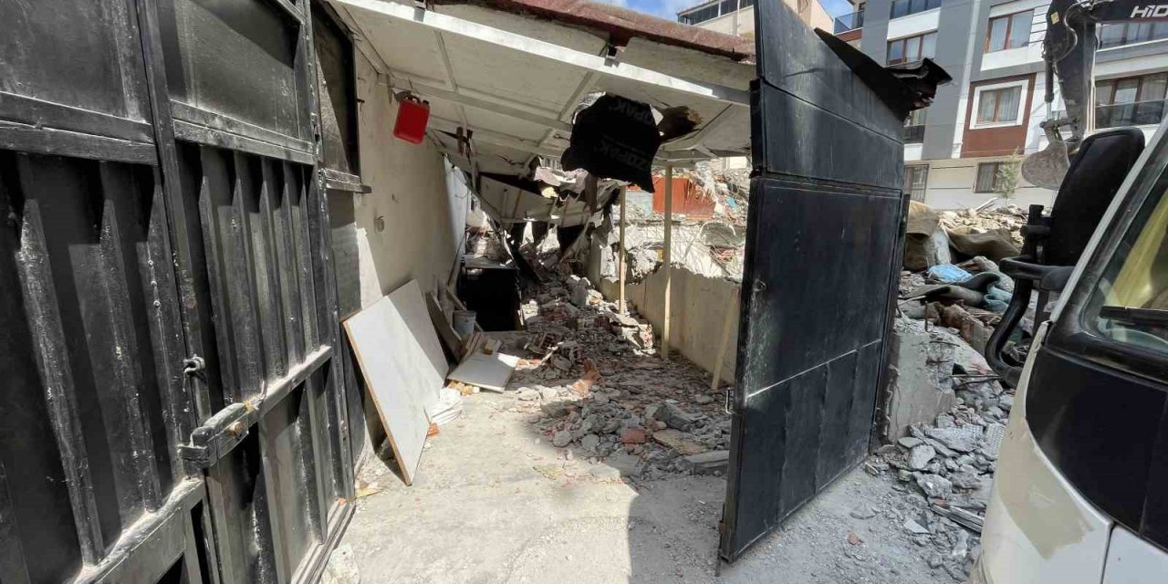 Küçükçekmece’de bina yıkımı sırasında sokakta bulunan 2 binanın garajı hasar gördü