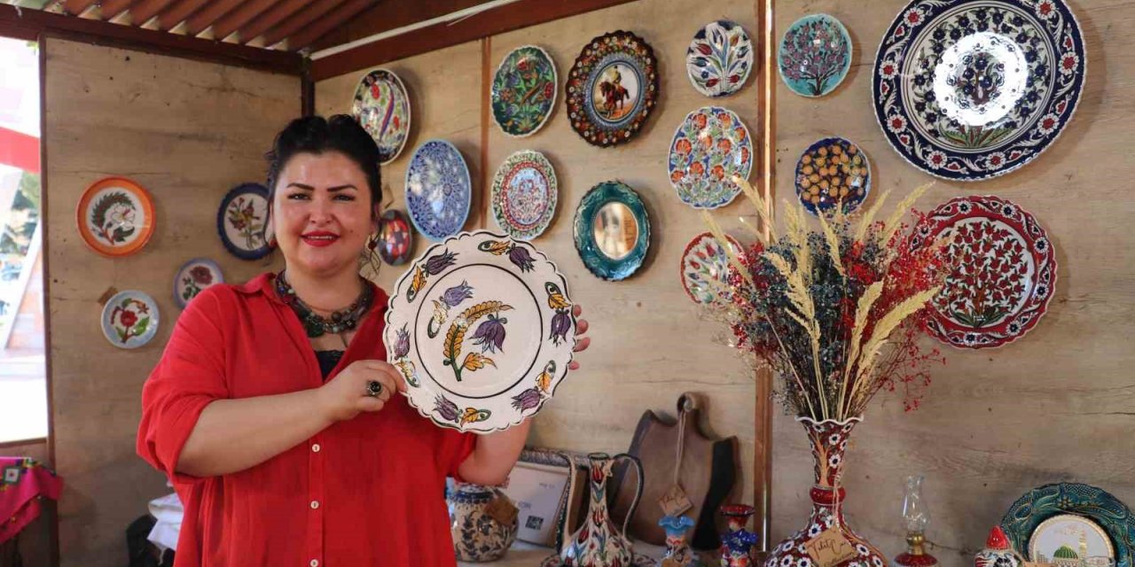 Tescilli yazma desenlerini bin yıllık sanata aktardı