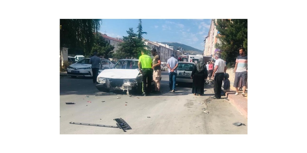 Kütahya’da otomobil ile motosiklet çarpıştı: 2 yaralı