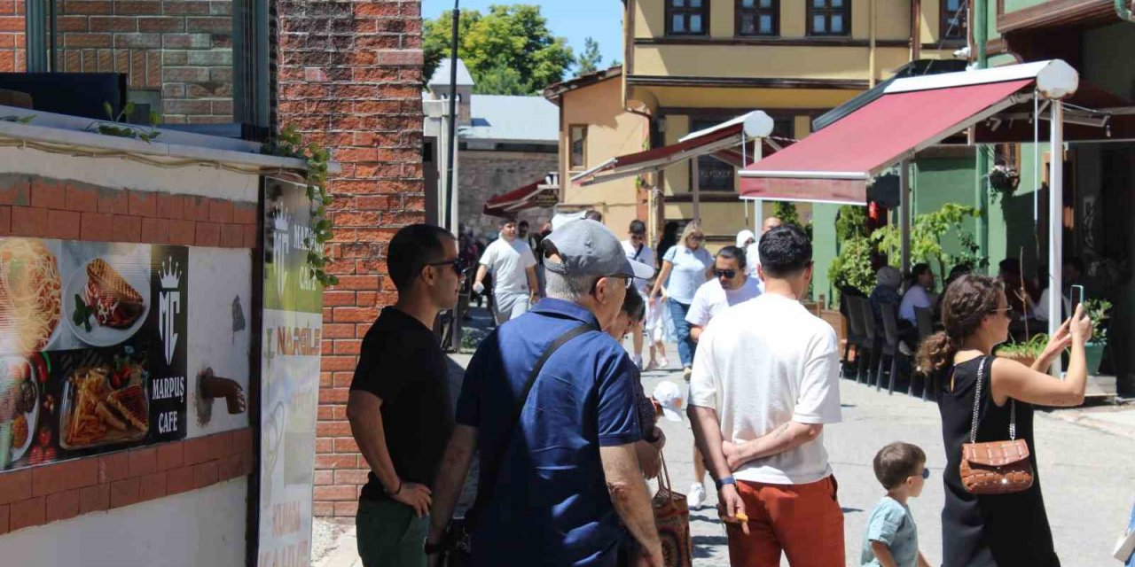 Tarihi bölge yerli ve yabancı turistlerin odağı olmaya devam ediyor